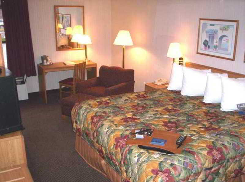 Hampton Inn Detroit Northville Room photo